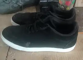 Di jual sepatu casual merk REYLMAN UKURAN 41.WARNA HITAM