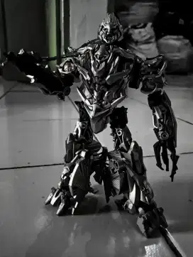 Robot megatron baru masih lengkap kotak,buku panduan dan senjatanya