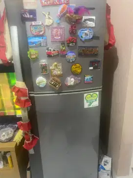 Dijual kulkas 2 pintu merk SHARP (nego sampe jadi)