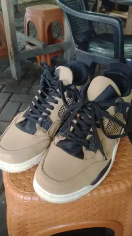 Sepatu Jordan 4