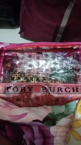Dompet cewe merk Tory Burch..