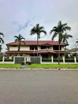 Disewakan Rumah Siap Huni Depan Taman Di Pondok Indah