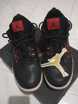 Jordan max aura 5 black gym red white (grade school)