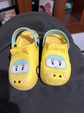 Sendal anak lucu ukuran 22 like new g ada goresan