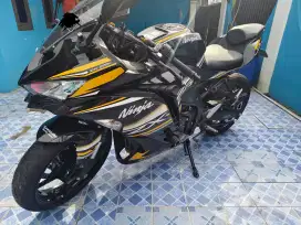 Dijual Cepat Kawasaki Ninja ZX25R Hitam Mulus Terawat Low KM 1000