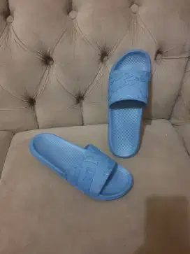 Like new .authentic sandal hush puppies size 43