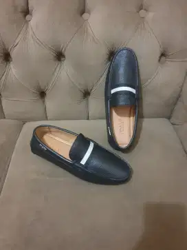 Like new .authentic sepatu .loafers bally size 43 fit 42
