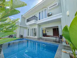 Rumah Mewah Posisi Hook Ada Kolam Renang di Mataram Kota