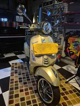 Vespa primavera anniversary 75th