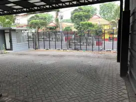 Disewakan Rumah Usaha jalan raya ambengan cocok untuk usaha dan kantor