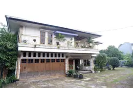 JUAL CEPAT RUMAH 3 LANTAI, TAMAN LUAS, DI PERUMAHAN, FULL FURNISHED.
