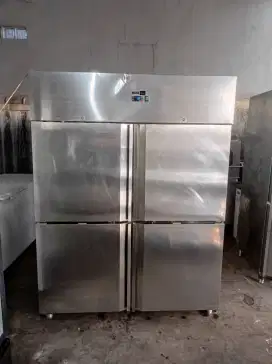 Upright chiller 4 pintu Master cool,mesin ori 

Hrg 7jt