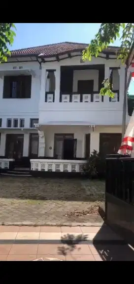 Rumah bergaya vintage kawasan Raya Darmo  dijual segera