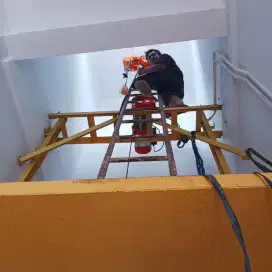 Service lift barang