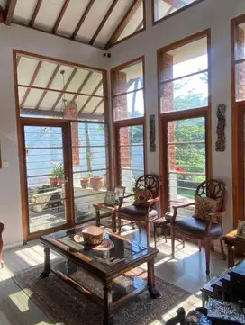Di jual rumah mewah desain tropical area Dago. Ro