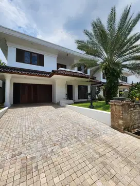 Modern Klasik House, Dengan Private Pool di Kemang