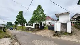 villa putih dikaki gunung salak view istimewa