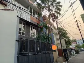 RUMAH 3 LANTAI BEBAS BANJIR DU RAWAMANGUN