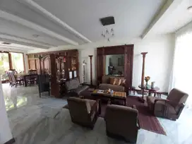 Rumah lengkap dengan kolam renang di Kemang siap disewa