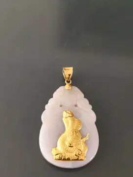 Liontin Batu Giok Emas Ular