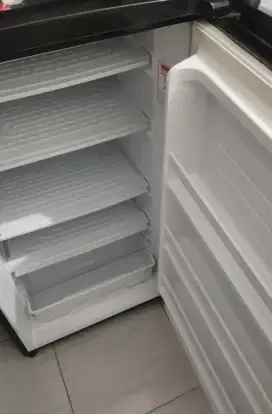 DIJUAL FREEZER AQUA 6 SUSUN 99.99% MASIH MULUS GRESS