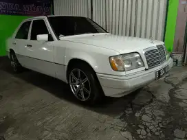 Merccedensbenz E 220 1988
