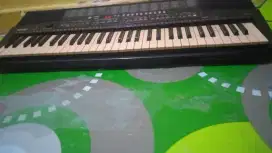 Keyboard piano yamaha. Nyala. Apa adanya. Ada beberapa Tuts yg mati.