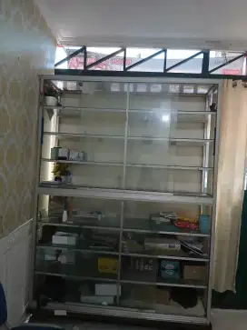 Etalase kaca plus roda besi ukuran 1.5x2m di kiaracondong