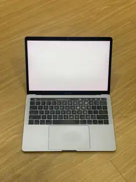 MacBook Pro 13 2017 4 thunderbolt 3 ports , Core i5 RAM 8GB SSD 512GB