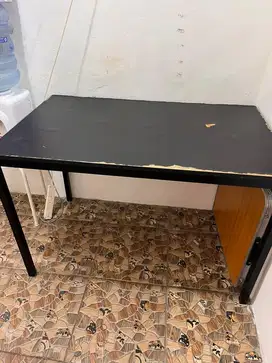 Meja hitam ikea