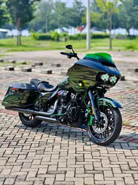 Harley Roadglide CVO 2022 Envious Green Flame ohlins bagger