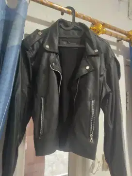 Jaket kulit hitam Luckybegi