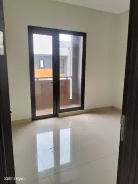 Disewakan Rumah Baru Strategis di Summarecon Crown Gading, Bekasi