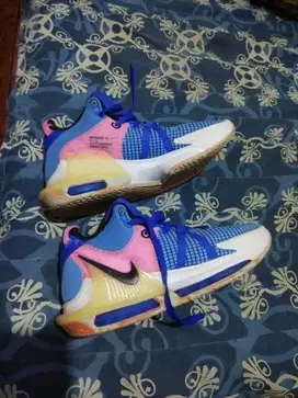 Sepatu bekas berkualitas seperti baru