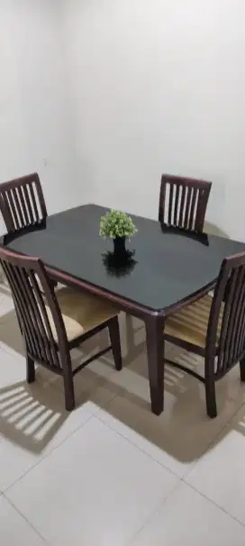 Dijual Murah Meja makan + Kursi 4 seat