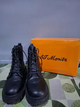 Sepatu boot wanita