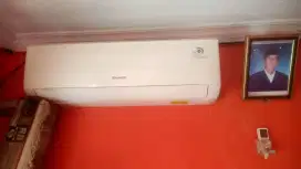 Dijual AC Sharp 2pk pemakaian jarang masih bagus seperti baru