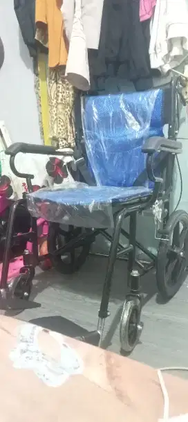 Kursi roda alat bantu jalan