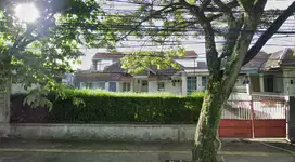 Rumah di Jl Brig Jend Katamso dlm zona komersial kota Bandung