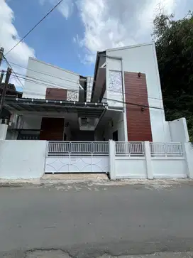 KOST EKSKLUSIF FULL PENGHUNI BANGUNAN BARU FULL FURNISHED DEKAT UGM