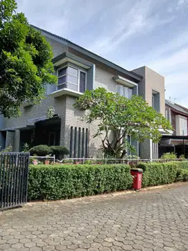 Dijual Rumah Hoek lokasi Strategis di komplek the Bamboo, Bambu apus