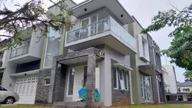 Rumah Hook Luas 300 m² Depan Rumah Tidak Hadap Tetangga di BSD