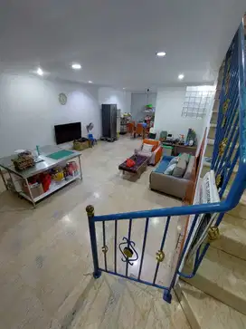 Dijual Rumah di Taman Ratu, Harga Rp. 3,1 M