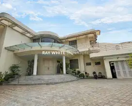 Rumah Lama Terawat di Jl Kencana Indah III Pondok Indah