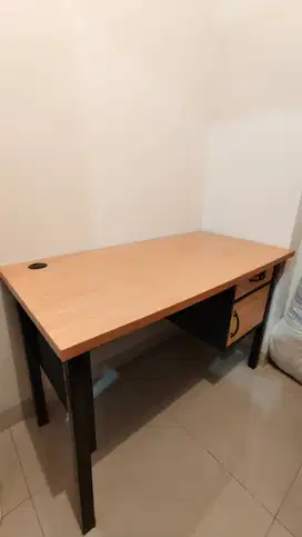 Meja dan kursi kantor