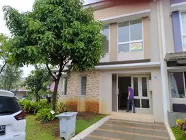 Sewa rumah 2 KT di Gading Serpong Thomson HOEK depan Kolam renang !