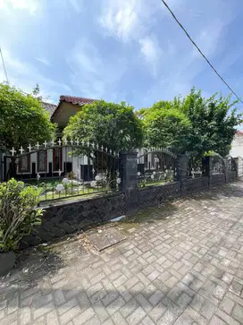 BANTING HARGA.RUMAH MEWAH ASRI NYAMAN TANAH LUAS DEKAT KAMPUS UGM