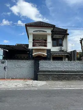 RUMAH 2 LANTAI MEWAH STRATEGIS + KOST 10 KAMAR DEKAT SCH