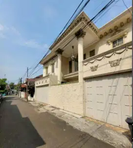Rumah Klasik Akses Jalan 2 Mobil di Tebet Utara