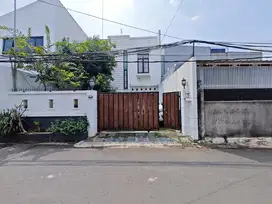 Rumah 2 Lantai di Mampang Prapatan, Hanya 10 Menit Ke Tol Tebet